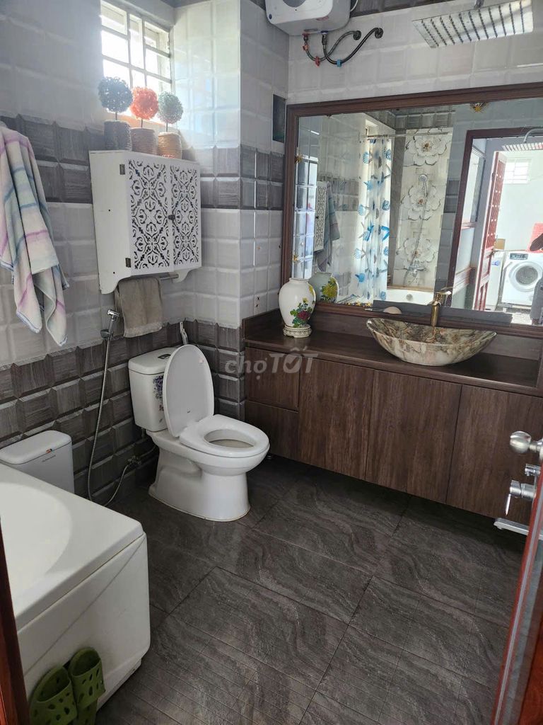 Nhà hai tầng, 2 mê kiên cố rộng 175m2, đường 17,5m