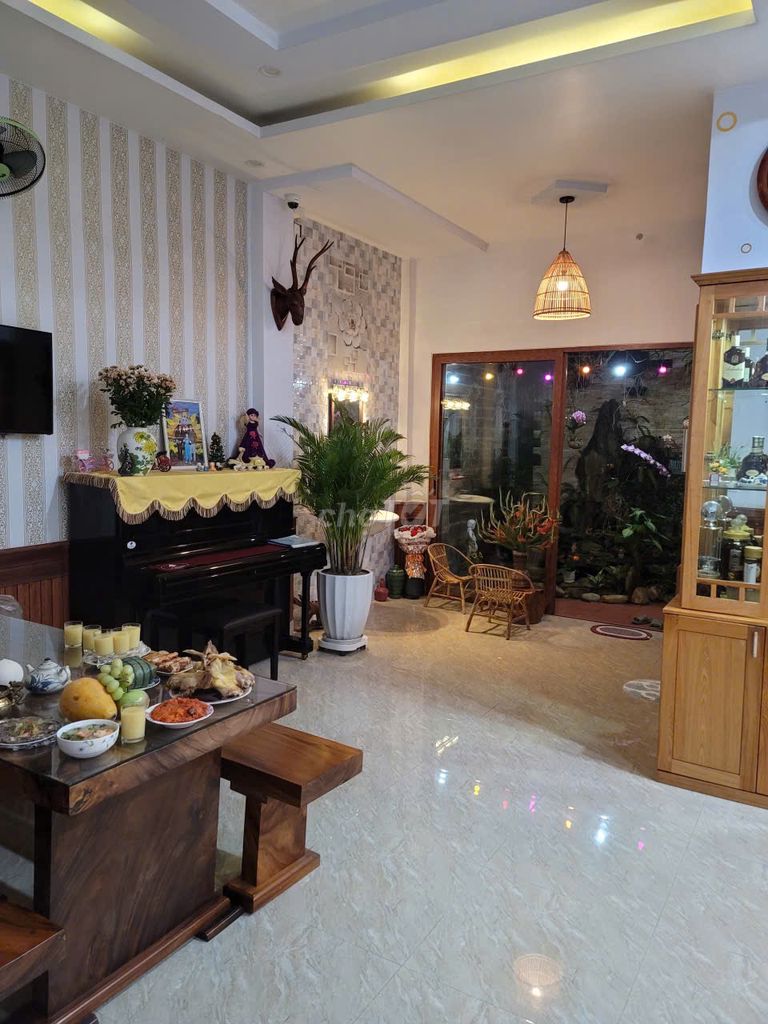 Nhà hai tầng, 2 mê kiên cố rộng 175m2, đường 17,5m