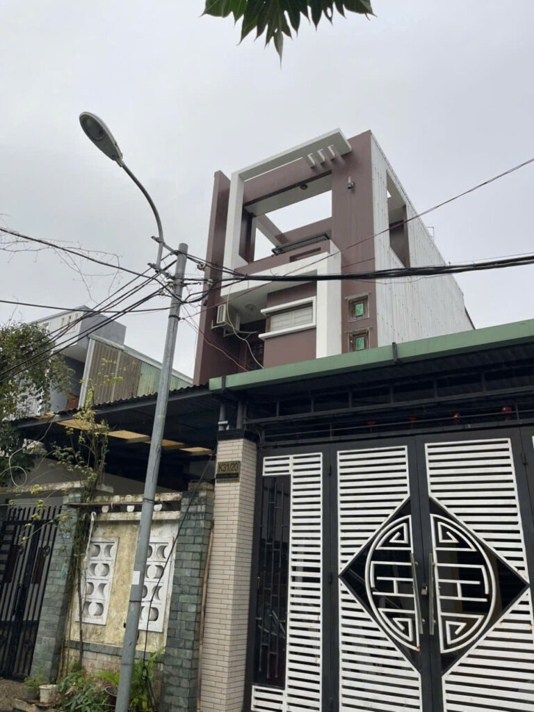 Bán căn nhà vị trí vàng gần biển Mỹ Khê, đối diện công viên