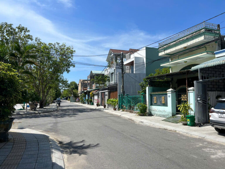 Bán đất tặng nhà 3 phòng ngủ gần chợ Thương Mại (Bàn Thạch)