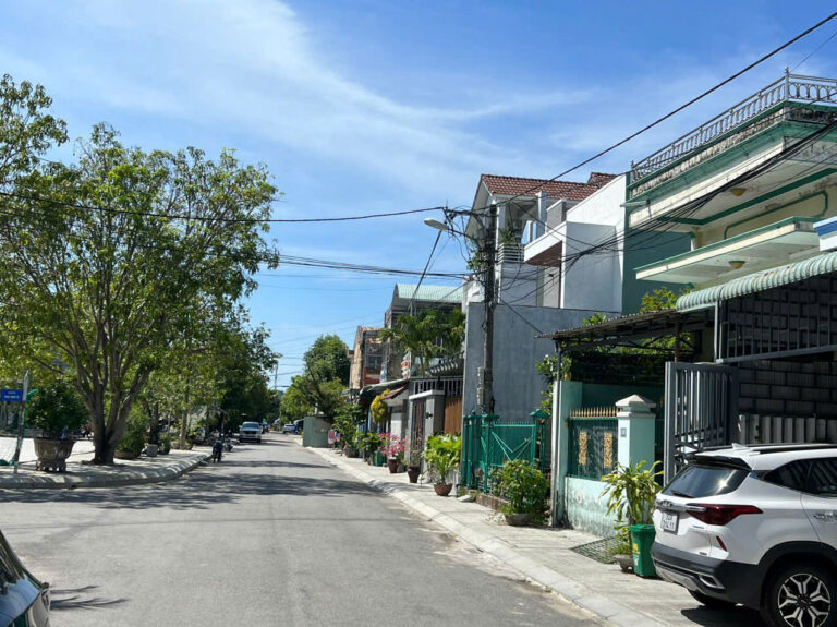 Bán đất tặng nhà 3 phòng ngủ gần chợ Thương Mại (Bàn Thạch)